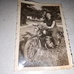 Hölgy motoron retro fénykép fotó