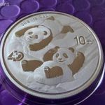 2022 KÍNAI PANDA 40. JUBILEUMI 10 YÜAN SZÍNEZÜST PROOF UNC. fotó