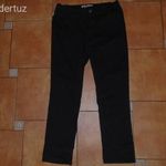 46-os, Chicoree, fekete, sztreccs, egyenes szárú, moletti farmer fotó