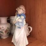 Bájos kislány babával - Lladro spanyol márkás porcelán szobor fotó