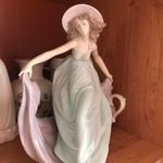 Kalapos lány kék estélyiben lila lepellel - Lladro spanyol márkás porcelán szobor fotó