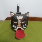 Macskát-cicát ábrázoló fa madáretető fotó