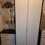IKEA bútorok (íróasztal; fiókos elem görgőkkel; forgószék; gardróbszekrény; komód; tükör) fotó