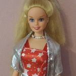 Vintage Barbie típusú baba csillagos ruhában fotó