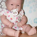 Csecsemő baba - maffinos ruhában, Élethű baba Big Berenguer Baby Boy Doll fotó