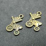 Babakocsi antik bronz medál, 19 x 13 mm fotó