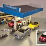 Ei18 H0 1: 87 Faller 130346 Aral benzinkút+világítás–életből vett jelenet járművekkel+emberek fotó