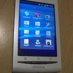 Sony Ericsson Xperia telefon működik, töltőjével fotó