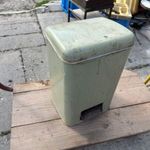 Retró fém pedálos szemetes kuka fotó