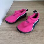 23-as pink lányka vízicipő fotó