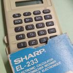 SHARP retró zsebszámológép. fotó