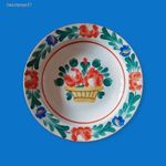 porcelán falitányér virágmintás dekorral fotó