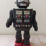 Retró fiú játék Horikawa fém űrhajós robot. fotó