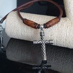csavart kereszt bőr nyaklánc fotó