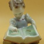 Herendi porcelán figura, könyvet olvasó kislány, jelzett, 7, 3 cm, magas. fotó