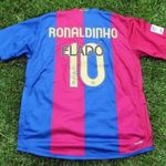 Ronaldinho által 2019-ben Budapesten dedikált Barcelona mez. futball foci labda brazil aranylabda fotó