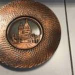 dísztányér halászbástya plakettel a közepén, bronz anyagú, igényes munkadarab, karácsonyi ajándéknak fotó