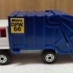Matchbox---Refuse Truck---Fehér fülke---Kék tároló---METRO D.P.W. cimke fotó