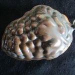 BIEDERMEIER VÖRÖSRÉZ RÉZ CUKRÁSZ SÜTŐFORMA SZŐLŐ FORMA ÉLES KONTÚR MUZEÁLIS CUKRÁSZAT MUNKAESZKŐZ fotó