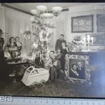 BÉKEIDŐ KARÁCSONY FELDÍSZITETT KARÁCSONYFA FENYŐFA CSALÁD FOTÓ FÉNYKÉP cca. 1938 ENTERIŐR fotó