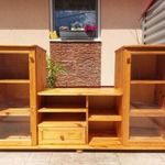 Eladó egy EXTRA NAGY MÉRETŰ 1 fiokós SZIGEDI fenyő vitrines komód. Bútor szép, ÚJSZERŰ állapotú. E fotó