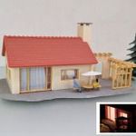 EL6 H0 1: 87 Faller 131239 hétvégi ház, vendégház, bungalló fenyőfákkal, vendégekkel fotó