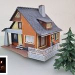 EL8 H0 1: 87 Faller 131225 hétvégi ház belső világítással, nézelődő párral, fenyőfákkal fotó