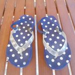 26-27-es lány flip-flop papucs, hátul tartja a gumi a papucsot - strandpapucs fotó