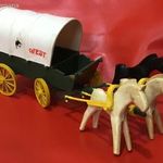 Retro játék-- Schenk Wild West Ekhós szekér két fehér lóval és egy feketelóval fotó