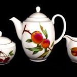 GYÜMÖLCS MINTÁS PORCELÁN TEÁSKANNA CUKORTARTÓVAL ÉS TEJSZÍN KIÖNTŐVEL X fotó