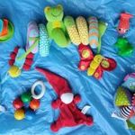 Babajáték csörgő kiságyra játékspirál toronyépítő készségfejlesztő labda textil könyv stb fotó