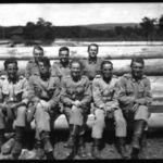 Régi fotónegatív katonák farönkökön ülve kb 1940-es évek fotó