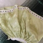 Selyem anyagból játék baba ruha szoknya gyönggyel hímzett széllel fotó