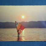 Képeslap, Balaton, szörf, hullámlovas, naplemente látkép, részlet, 1985- fotó