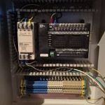 Omron konfiguráció fém szekrényben Omron PLC CP1L-EM30 + Omron NB7W-TW01B HMI + táp fotó