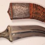 Jemeni jambiya tőr, hüvelyén ezüst veretekkel (32 cm penge 19.5 cm) fotó