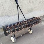 Fűnyíró traktorhoz vontatható gyepszellőztető 102 cm fotó
