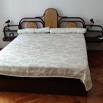 160 x 200 cm méretű ágyneműtartós tömörfa francia ágy matraccal és két kis asztallal fotó