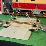 H0-ás sorompós útátjáró, elektromos, 4 sorompó karral, átjáró világító lámpával, több felhajtóva !!! fotó