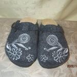 Újszerű ÚJ 37-s kényelmes béléses, hímzett, klumpa, szoba papucs. fotó