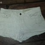 Horgolt, csipkerátetes vajszínű short, Esmara fotó
