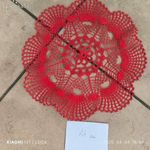 Antik csipketerítő, Piros színű, kézzel horgolt, keményített kis terítő eladó!24 cm fotó