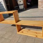 Eladó dupla, falra akasztós fenyő polc. Búrot szép , új állapotú fotó