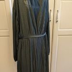 H&M női L-es 44-46-os különleges design , mély-mélyzöld színű egész ruha, pliszírozott anyagból. fotó