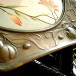 ART NOUVEAU KIDOMBOROSDÓ RÉZ KERETES MAJOLIKA ASZTALKÖZÉP TÁLCA 36 cm fotó
