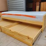 Eladó egy fenyő ágy, 2 db új gurulós ágynemű tartóval és használt 20 cm vastag matraccal. fotó