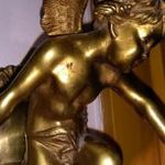 Sárgaréz egykaros fali lámpa (falikar) angyal/puttó figurával. fotó