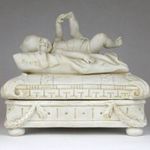 0Z881 Antik biszkvit porcelán bonbonier babával fotó