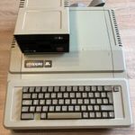 1983-as Apple IIe + Disk II + 5, 25 floppy lemezek fotó