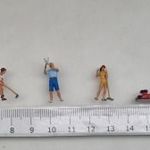 KF21 H0 1: 87 Preiser 10464 hobbi kertészek figuraszett (5db-os + 1 db fűnyírógép) fotó